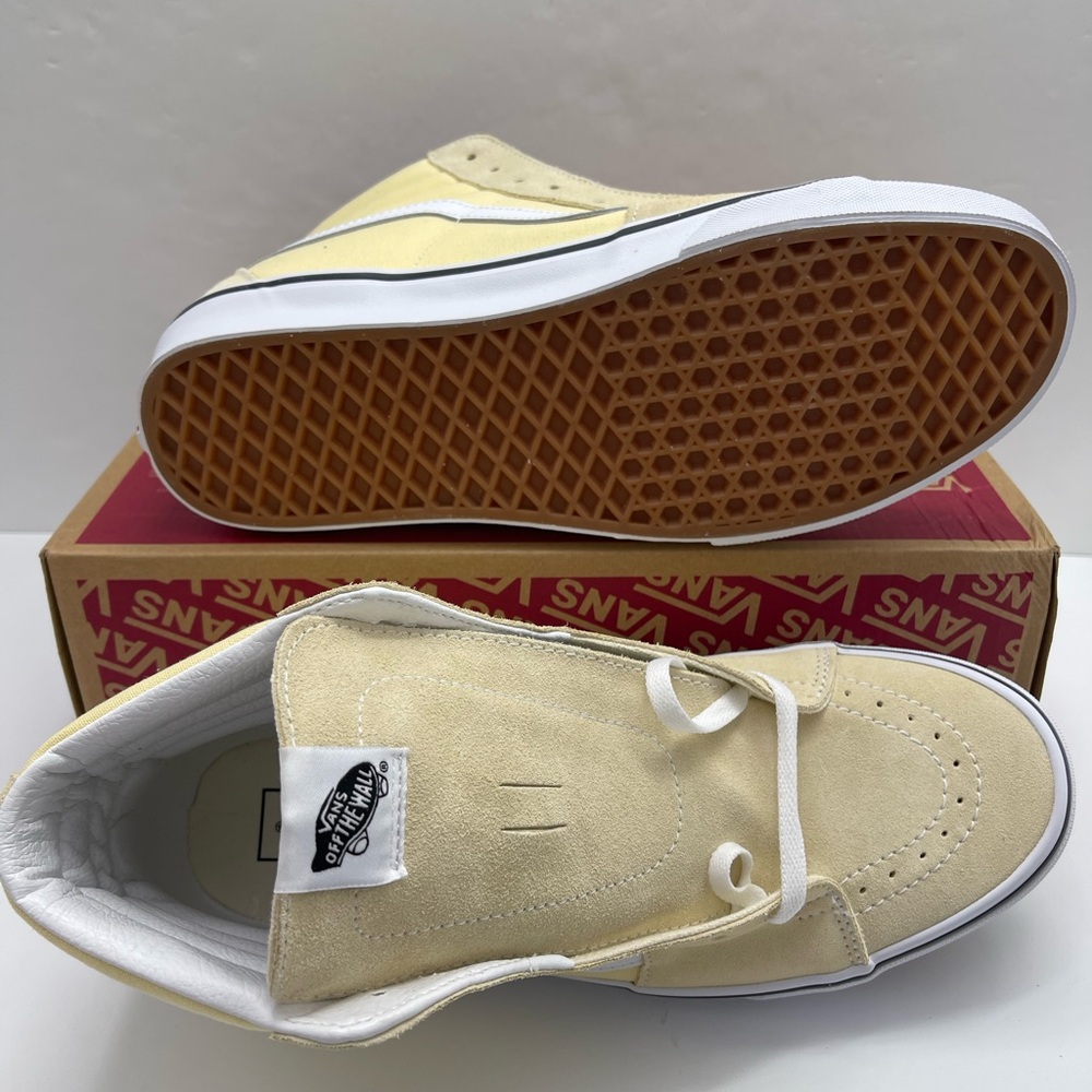 Vans Men’s Sk8-Hi
Vanilla Custard/True White
VN0A38GEVKV Sneakers - Picture 3 of 16